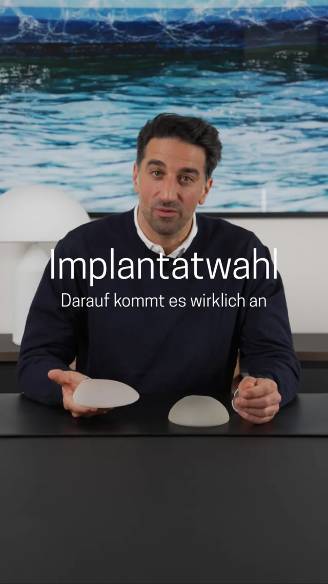 Implantat ist nicht gleich Implantat! 

Bei einer Brustvergrößerung geht es nicht nur um die Größe – sondern vor allem um die Wahl des passenden Implantats. Denn Form, Oberfläche und Projektion haben direkten Einfluss auf das Ergebnis, die Ästhetik und das Langzeitgefühl.

Ob rund oder anatomisch, glatt oder texturiert, flach, moderat oder hoch projizierend – jede Variante bringt ihre eigenen Vorteile mit.

Runde Implantate sorgen für ein volleres Dekolleté, anatomische für ein besonders natürliches Profil. 

Texturierte Oberflächen können das Risiko für Kapselfibrosen reduzieren, während glatte Implantate oft eine besonders natürliche Beweglichkeit im Gewebe ermöglichen.

In einem persönlichen Beratungsgespräch analysieren wir deine Anatomie, Gewebequalität und ästhetischen Wünsche, um gemeinsam die beste Lösung für dich zu finden. 🤍
•
•
#chirurgie #implantat #brustimplantat #brustop #ästhetischechirugie #schönheitschirugie #schönheit #brustoperation #plastischechirurgie #münchen