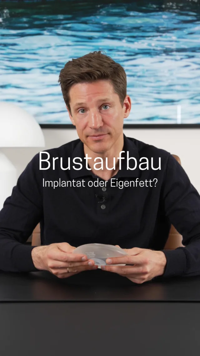 Implantat oder Eigenfett – welche Methode passt besser zu dir? ✨

Wenn es um eine Brustvergrößerung geht, stehen zwei bewährte Verfahren zur Wahl: mit Implantat oder mit Eigenfett. Beide haben klare Vorteile – aber sie unterscheiden sich deutlich in ihrer Herangehensweise.

Implantate ermöglichen eine präzise planbare Volumenzunahme, mit definierter Größe und meist nur einem Eingriff.
Eigenfett nutzt körpereigenes Gewebe – das Ergebnis wirkt besonders natürlich und kann zusätzlich zur Brustform auch andere Körperzonen optimieren.

👉🏼 Wichtig zu wissen:
Für die Eigenfett-Methode braucht es ausreichend Fettdepots, und nicht jede transplantierte Fettzelle wächst dauerhaft an – dadurch können mehrere Sitzungen notwendig sein.
Bei Implantaten kann es im Laufe der Zeit zu einem notwendigen Austausch kommen, etwa bei Materialalterung oder gewebebedingten Veränderungen.

Welche Methode im Einzelfall medizinisch sinnvoll ist, hängt von deiner Körperanatomie, deinen ästhetischen Zielen und deinem Lebensstil ab.

Du möchtest wissen, was zu dir passt? Dann beraten wir dich gerne persönlich und individuell - vereinbare dir dafür einen Termin bei uns in der Praxis 089 5419597000 📞
•
•
#chirurgie #implantat #brustimplantat #brustop #ästhetischechirurgie #schönheitschirurgie #schönheit #brustoperation #plastischechirurgie #münchen